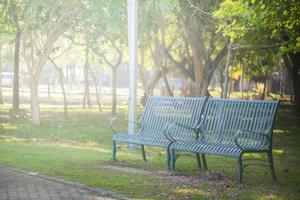 sedia nel pubblico parco con luce del sole foto