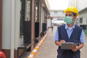 ingegneri Scrivi industriale fabbrica ispezione rapporti. foto