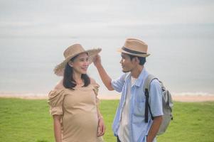 coppia uomo donne viaggio famiglia su ricorrere spiaggia foto