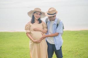 coppia uomo donne viaggio famiglia su ricorrere spiaggia foto