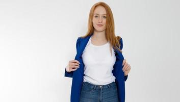 contento rosso dai capelli attività commerciale donna nel modello vuoto bianca t camicia e elegante giacca isolato su grigio sfondo. se stesso carriera e lavoro consulenza conoscenza. giovane Amministratore delegato imprenditore e casuale Abiti foto