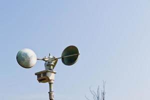 anemometro stazione agente blu cielo foto