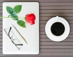 caffè tempo con laptop, caffè tazza, rosso rosa foto