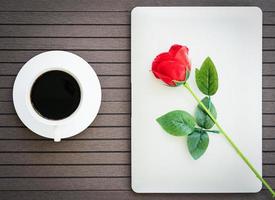 caffè tempo con laptop, caffè tazza, rosso rosa foto