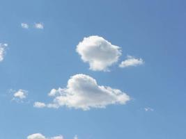 bellissimo blu cielo con nuvole sfondo. cielo nuvole. aria e soffice nuvole nel il blu cielo su un' soleggiato giorno, sfondo struttura. copia spazio. il concetto di speranza. foto