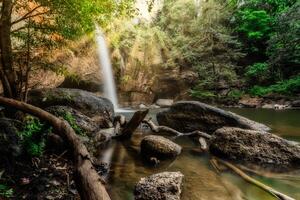 la cascata di haew suwat in thailandia foto