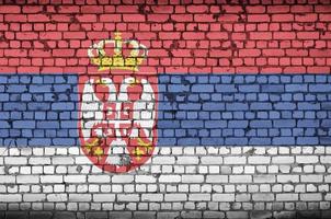 Serbia bandiera è dipinto su un vecchio mattone parete foto