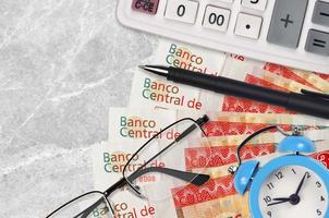 3 cubano pesos convertibili fatture e calcolatrice con bicchieri e penna. attività commerciale prestito o imposta pagamento stagione concetto. tempo per pagare le tasse foto