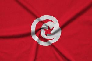 tunisia bandiera è raffigurato su un' gli sport stoffa tessuto con molti pieghe. sport squadra bandiera foto