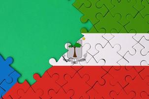 equatoriale Guinea bandiera è raffigurato su un' completato sega puzzle con gratuito verde copia spazio su il sinistra lato foto