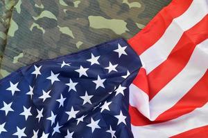 unito stati di America bandiera e piegato militare uniforme giacca. militare simboli concettuale sfondo bandiera per americano patriottico vacanze foto
