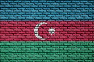 azerbaijan bandiera è dipinto su un vecchio mattone parete foto