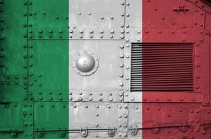 Italia bandiera raffigurato su lato parte di militare blindato serbatoio avvicinamento. esercito forze concettuale sfondo foto