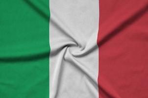 Italia bandiera è raffigurato su un' gli sport stoffa tessuto con molti pieghe. sport squadra bandiera foto