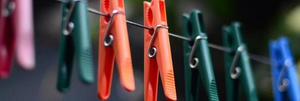 mollette su un' corda sospeso al di fuori Casa e Mela albero foto