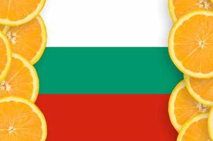Bulgaria bandiera nel agrume frutta fette verticale telaio foto