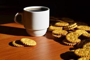 piccolo caffè tazza e salato cracker foto