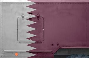 Qatar bandiera raffigurato su lato parte di militare blindato camion avvicinamento. esercito forze concettuale sfondo foto