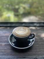 tazza di caffè calda sul tavolo foto