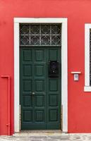 vecchio tradizionale porta su colorato edificio a burano isola, Italia foto