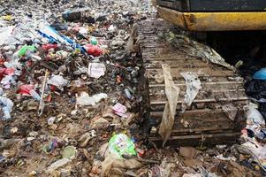 sangatta, est Kalimatan, Indonesia, 03 agosto 2020 - terna Lavorando su spazzatura cumulo di rifiuti nel discarica. persone Lavorando a discarica luogo. foto