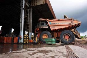 est kutai, est Kalimatan, Indonesia, 2022 - estrazione cumulo di rifiuti camion Manutenzione a tecnico Servizi scatola. foto