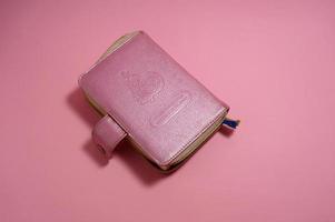 al Corano speciale per donna. rosa edizione con Indonesia tradurre. Corano è un islamico santo libro per musulmano. foto