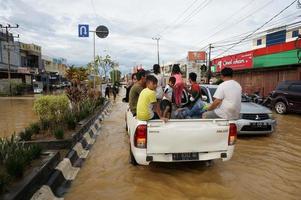 est kutai, est Kalimatan, Indonesia, 2022 - inondazioni colpire le case e autostrade perché alto pioggia e alto marea di mare acqua. Posizione a sangatta, est kutai, Indonesia. foto