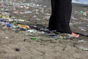 plastica spazzatura su il spiaggia dopo il nuovo anni evento. foto