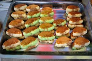 pukis torta è Indonesia Noce di cocco latte torta. un' umile semplice strada merenda quello facile per trovato nel tradizionale mercati foto