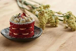 un' pezzo di fragola torta su il tavolo foto