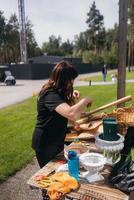 un' donna è preparazione decorazioni per un' nozze. vicino Visualizza foto