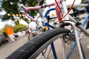 bicicletta ruote vicino su su il strada foto