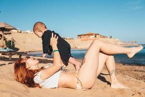 contento famiglia - madre e piccolo bambino figlio foto