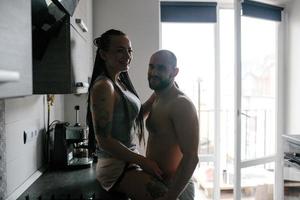 uomo e donna nel il cucina foto