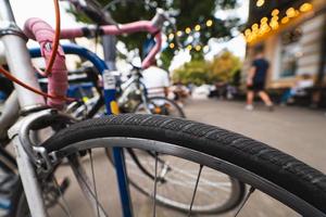 bicicletta ruote vicino su su il strada foto