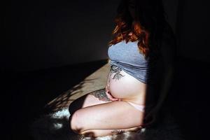 giovane donna incinta foto
