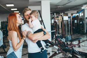 giovane famiglia con poco ragazzo nel il Palestra foto