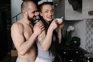 uomo e donna nel il cucina foto