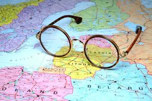 occhiali su una mappa dell'europa - lettonia foto