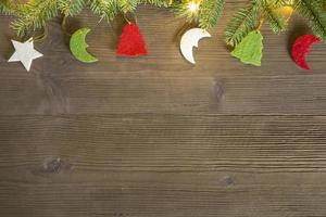 feltro decorazioni natalizie sul tavolo di legno foto