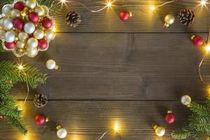 decorazioni natalizie che incorniciano un tavolo di legno foto