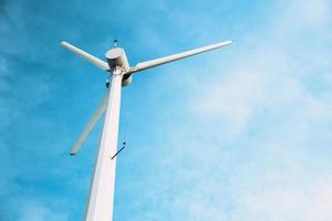 vento turbina pulito energia energia su blu cielo con spazio per testo foto