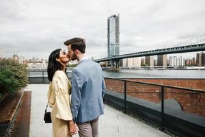 coppia attraente abbraccia a new york city