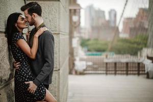 coppia attraente abbraccia in città foto