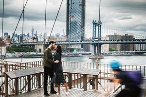 coppia attraente abbraccia a new york city foto