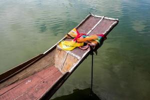 la cravatta di raso colorato a prua della barca è adorazione foto