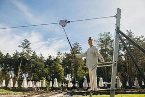 donna vuole per partire bungee nel il corda parco foto