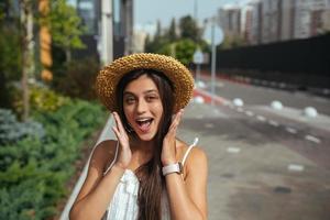 bellissimo nel un' bianca vestito pose su il strada foto