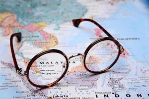 occhiali su una mappa dell'asia - singapore